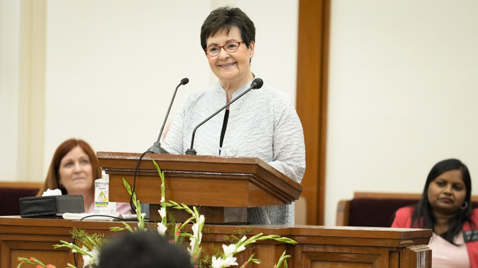 India_S.-Uchtdorf_podium.jpg